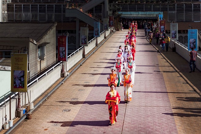 Thieu-nu-ruoc-phan-ve-cho-hoa-tai-festival-Da-Lat-dacsandalat-1