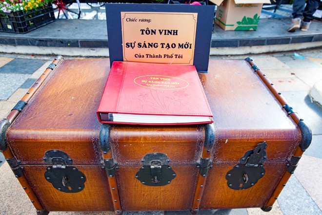 Thieu-nu-ruoc-phan-ve-cho-hoa-tai-festival-Da-Lat-dacsandalat-3