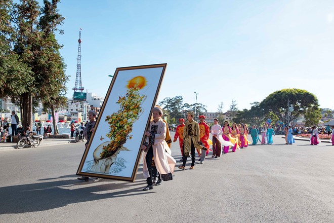 Thieu-nu-ruoc-phan-ve-cho-hoa-tai-festival-Da-Lat-dacsandalat-4