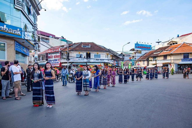Thieu-nu-ruoc-phan-ve-cho-hoa-tai-festival-Da-Lat-dacsandalat-5