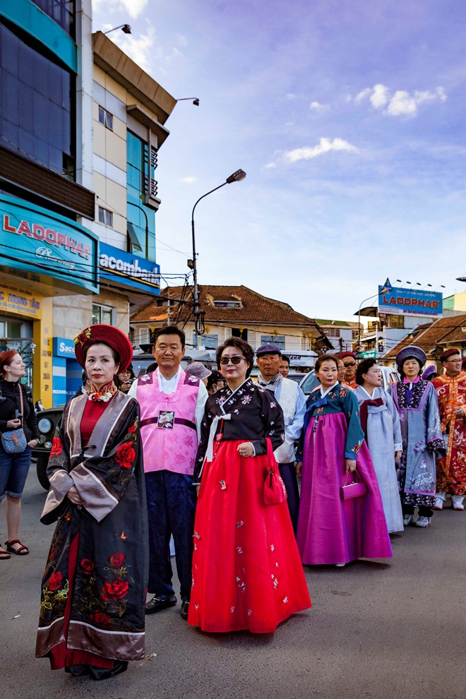 Thieu-nu-ruoc-phan-ve-cho-hoa-tai-festival-Da-Lat-dacsandalat-6