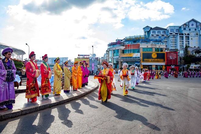 Thieu-nu-ruoc-phan-ve-cho-hoa-tai-festival-Da-Lat-dacsandalat-7