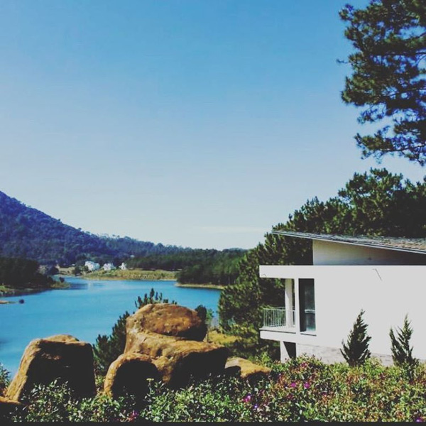 5-resort-xinh-ngat-ngay-voi-view-nhin-ra-ho-tuyen-lam-lang-man-o-da-lat-3