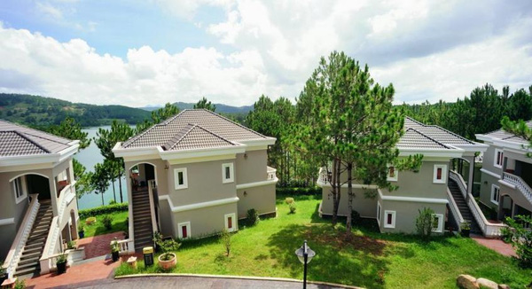 5-resort-xinh-ngat-ngay-voi-view-nhin-ra-ho-tuyen-lam-lang-man-o-da-lat-7