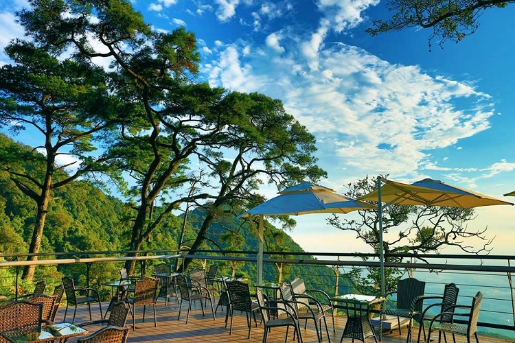 nhung-quan-cafe-bong-benh-giua-bien-may-2