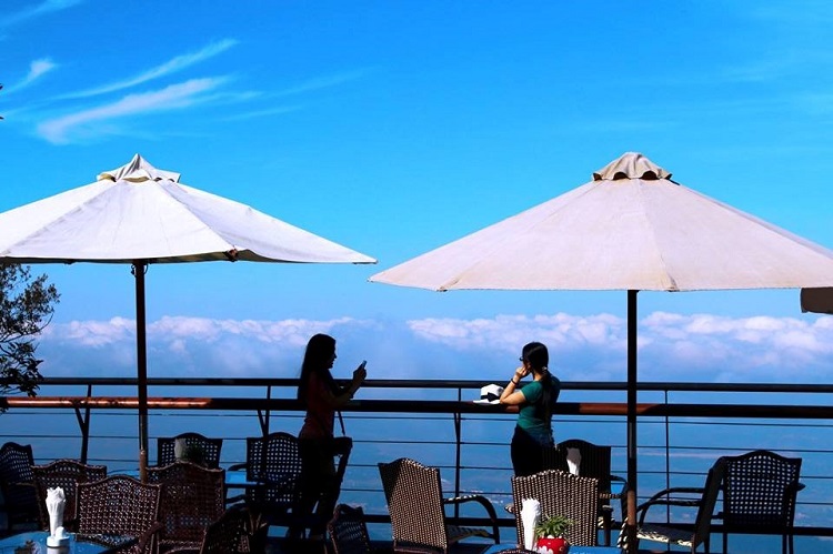 nhung-quan-cafe-bong-benh-giua-bien-may-3