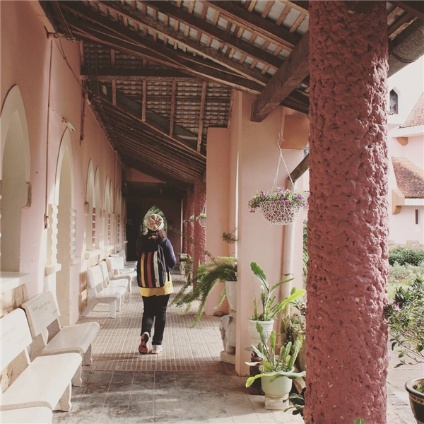 nha-tho-mau-hong-sieu-dang-yeu-giua-long-da-lat-13