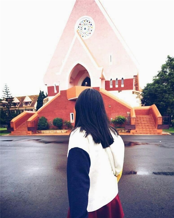 nha-tho-mau-hong-sieu-dang-yeu-giua-long-da-lat-15