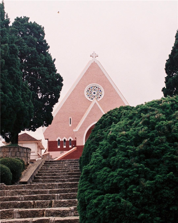 nha-tho-mau-hong-sieu-dang-yeu-giua-long-da-lat-18