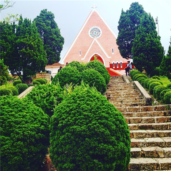 nha-tho-mau-hong-sieu-dang-yeu-giua-long-da-lat-7