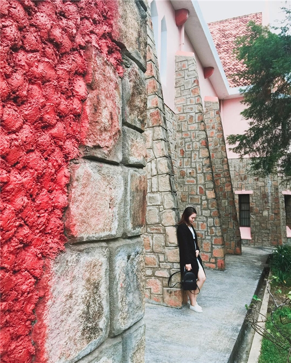 nha-tho-mau-hong-sieu-dang-yeu-giua-long-da-lat-9