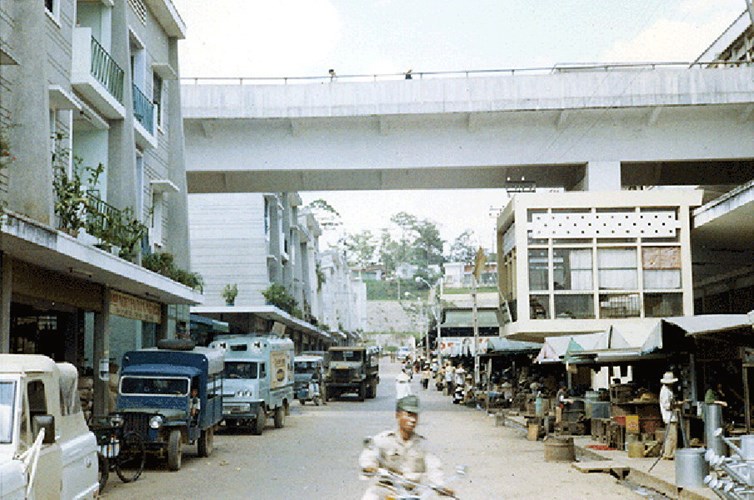 14-buc-anh-cuc-hiem-hoi-ve-cho-da-lat-xua-10