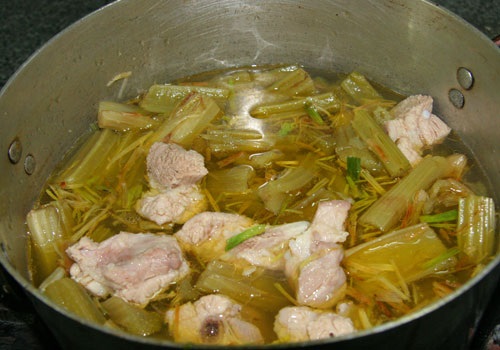 cach-nau-canh-atiso-suon-non04