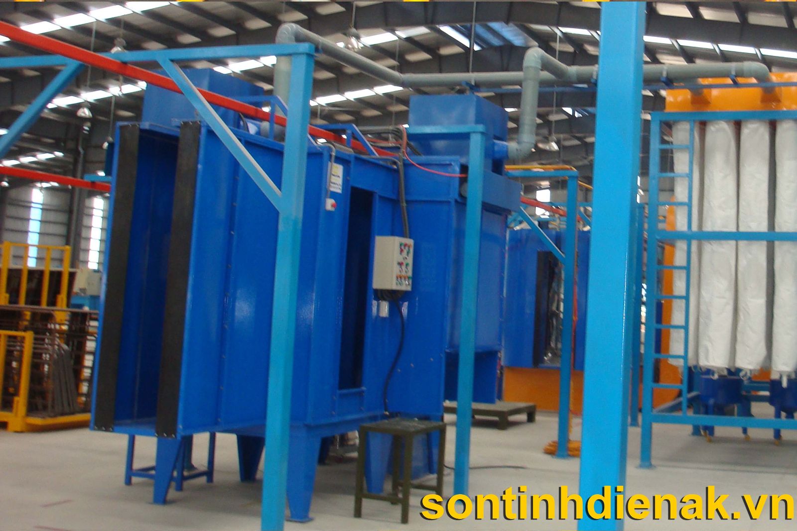 Buồng phun sơn tĩnh điện bán tự động