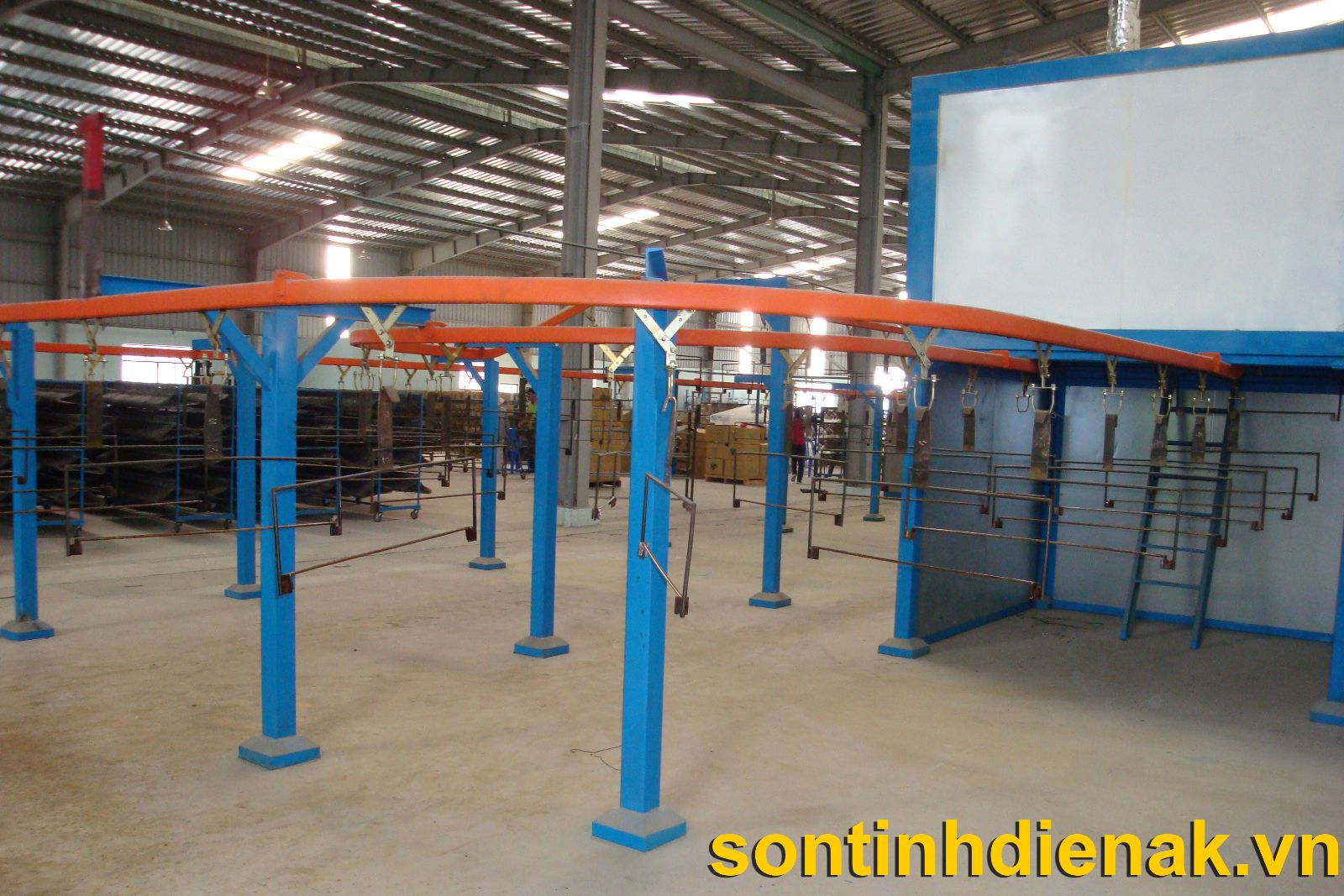 Dây chuyền băng tải trong hệ thống sơn tĩnh điện