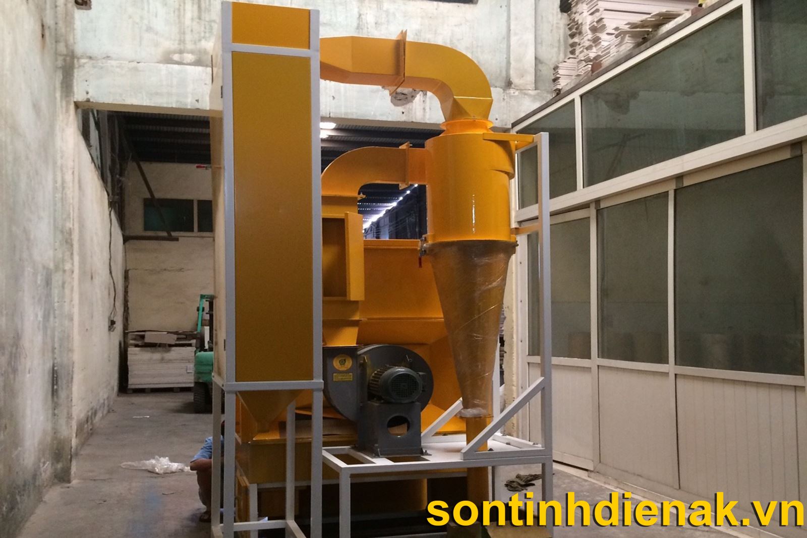 Hình ảnh thực tế buồng phun sơn thủ công cơ bản với một súng phun sơn