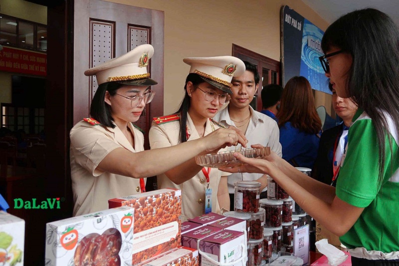 Hồng treo gió ở Hà Nội - Mua ngay đặc sản trứ danh Đà Lạt